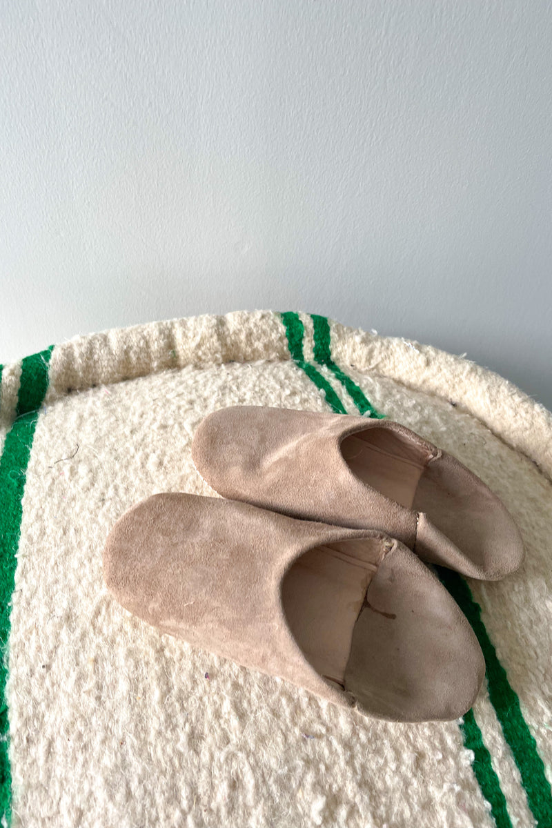 BABOUCHE SUEDE SLIPPERS. - Sand